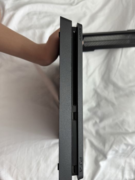 Продаю Sony PlayStation 4
