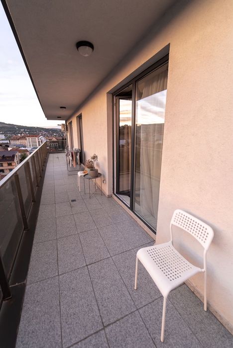 PF inchiriez penthouse , central , 2 parcari