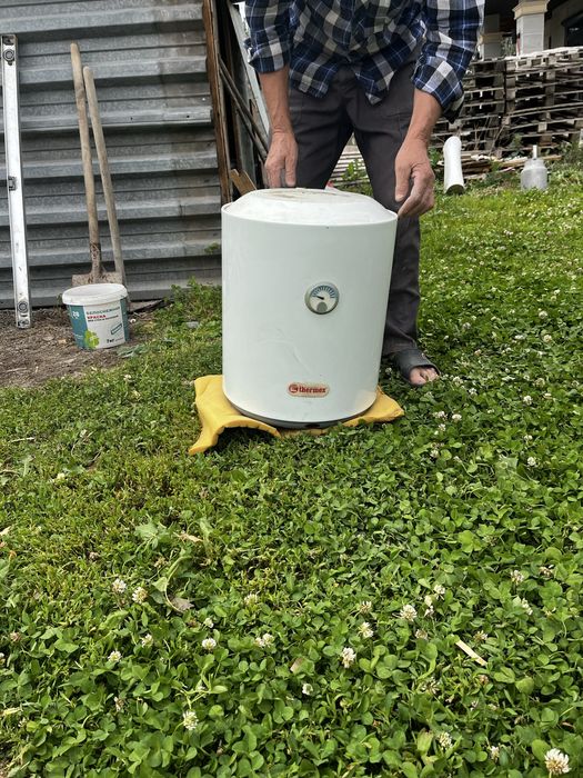 Шкаф, боллер и пластиковые окна