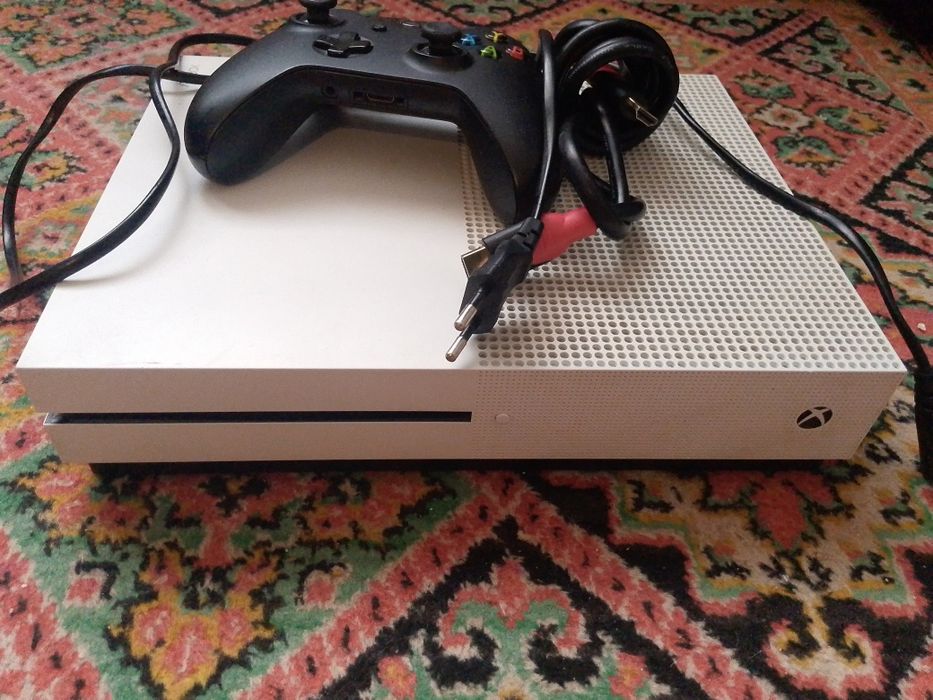 Xbox one s не вскрывалась, есть малый торг работает отлично