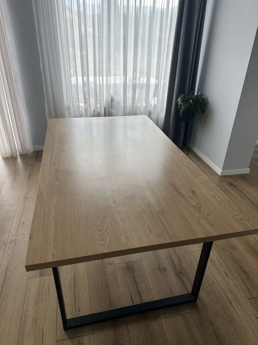 Masă de dining cu blat din furnir decorativ de culoarea stejarului și picioare negre din oțel. 90x160x75 cm