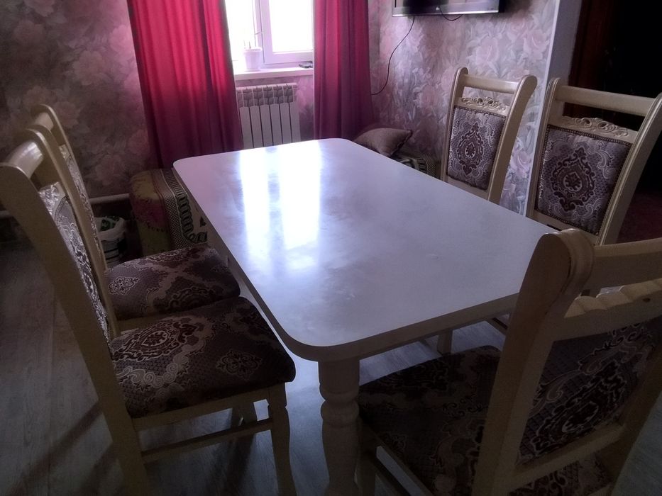 Продам кухонный стол со стульями