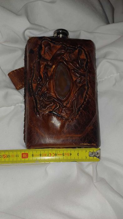 Манерка с кожен калъф