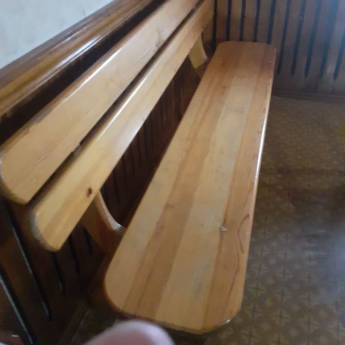 продается стол и две лавки
