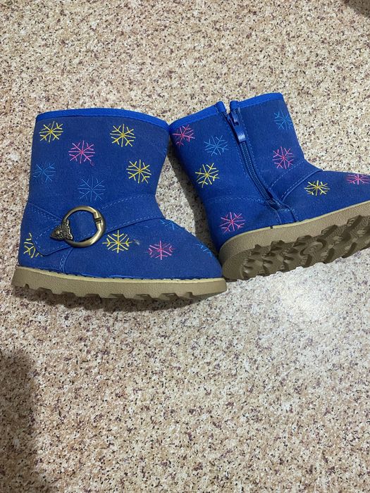 Угги  детские  продам .