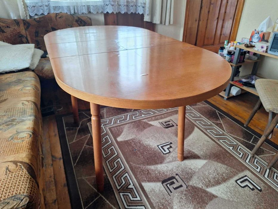 Продавам дървена маса за кухня