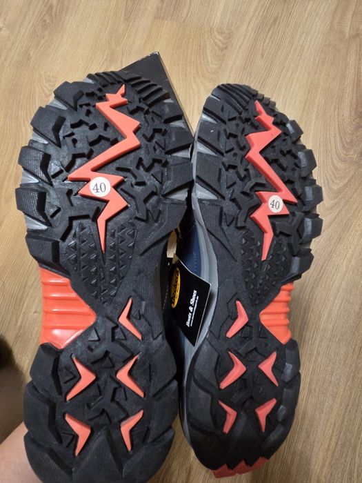 Новые кроссовки, 39рр.