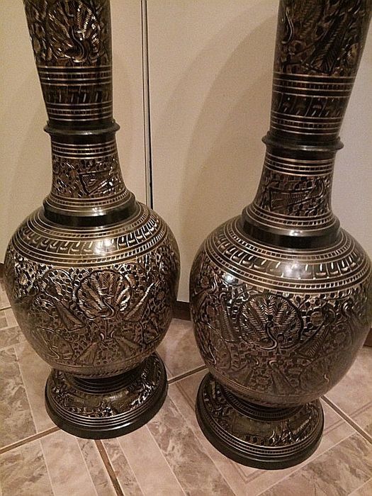 Set de 2 impozante vaze gravate integral manual din bronz masiv piese