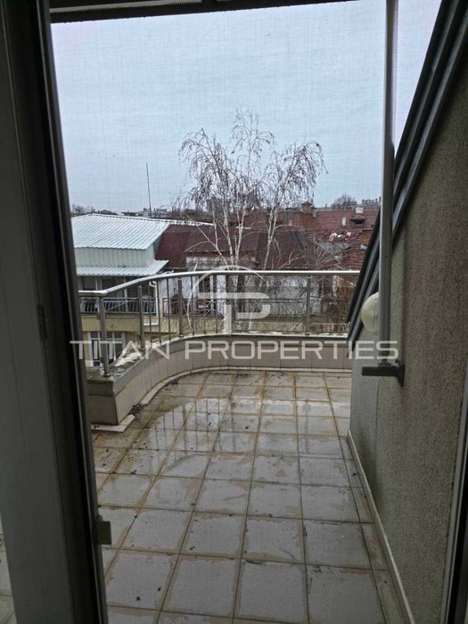 Тристаен обзаведен апартамент Център