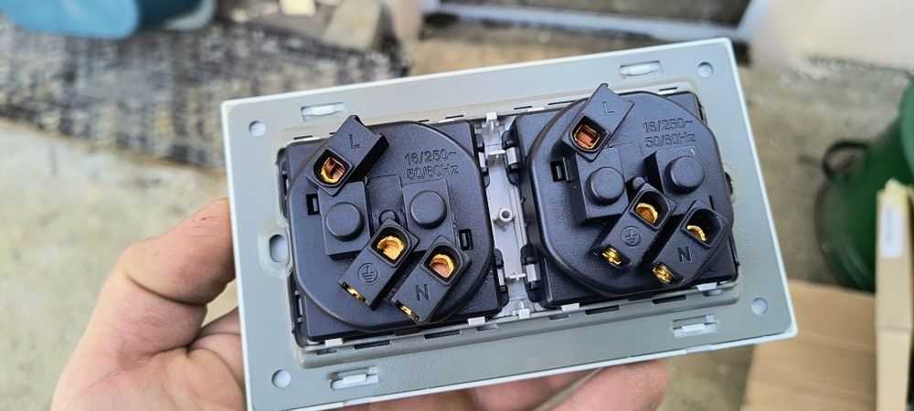 Контакти със стъклен панел