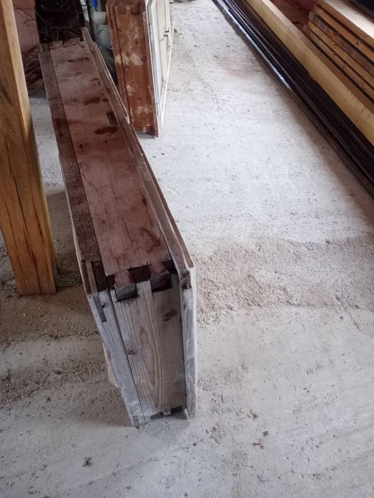 Geam vechi  din lemn masiv