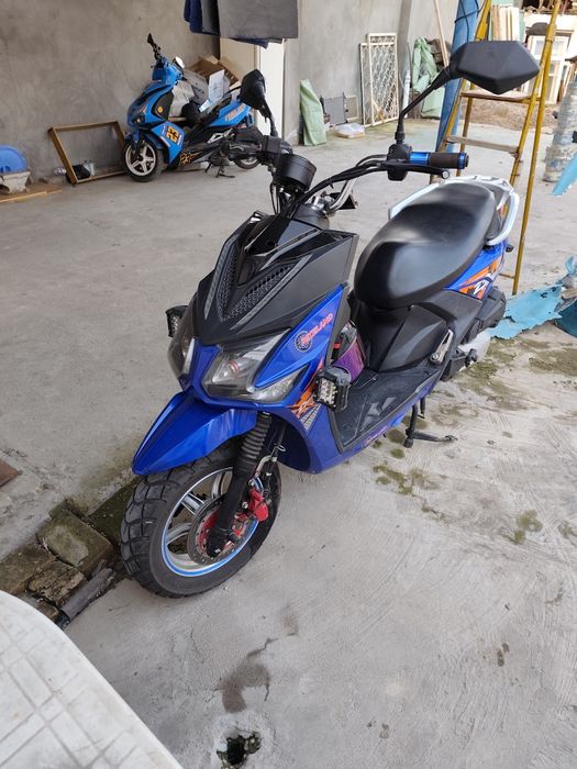 Продается скутер 150 кубовый смотрите фото.