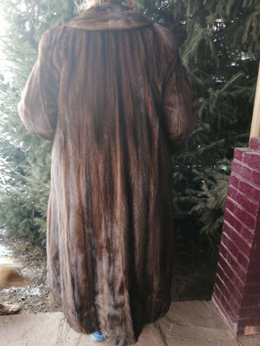 Шуба из норки новая.