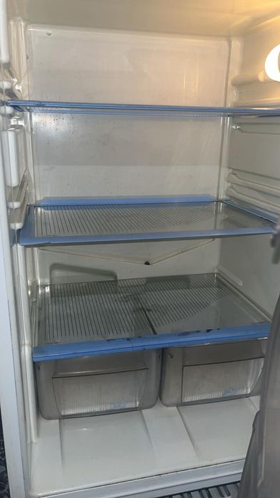Продам Холодильник Indesit