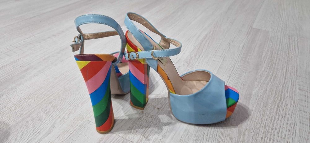 Эффектные туфли на шпильке со стразами