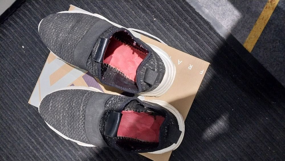 Продам женские кроссовки