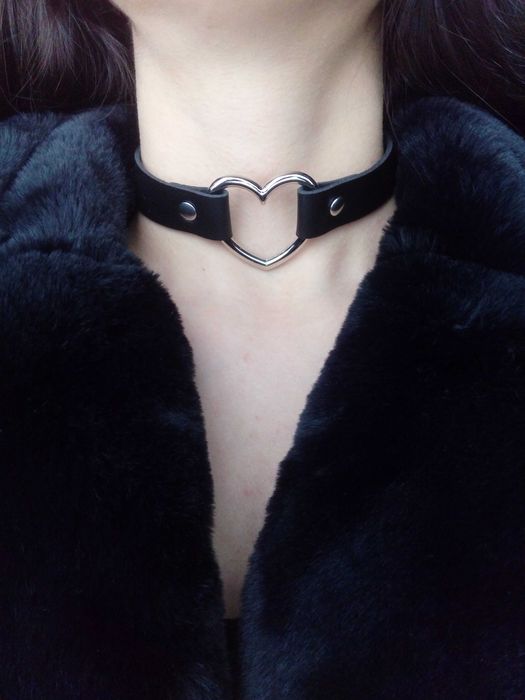 Кожен чокър със сърце