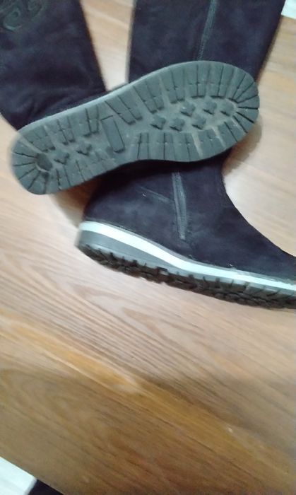 Продаю зимние женские сапоги.