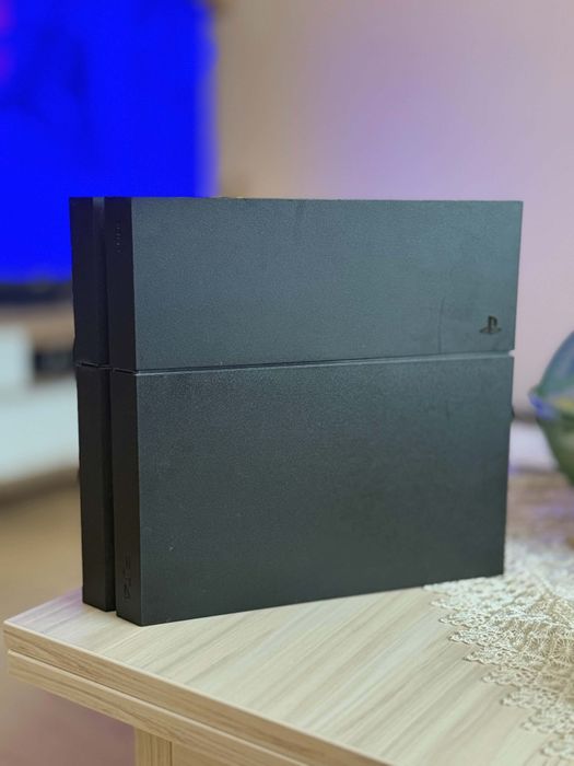 PS4 1TB 2 джойстика и няколко игри