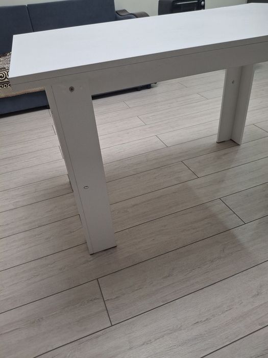 Белый кухонный стол