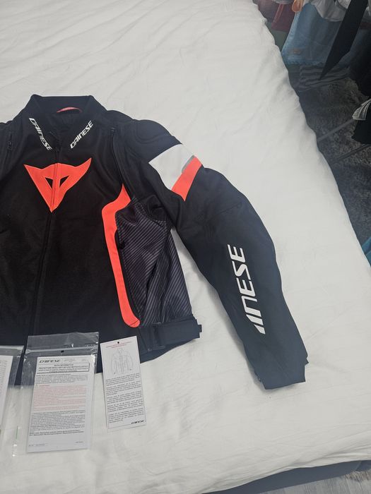Vând jacheta  Dainese nouă