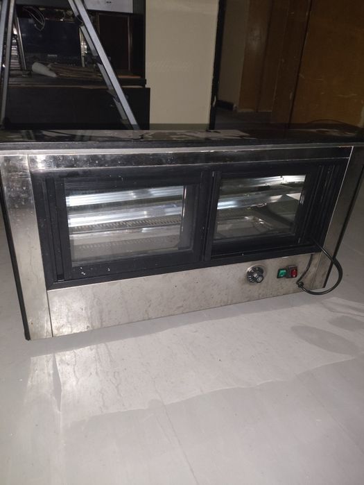 Компактна и много красива  топла витрина