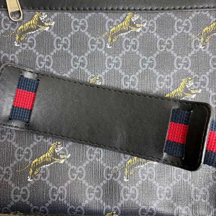 Мъжка чанта Gucci GG Supreme Tiger Messenger