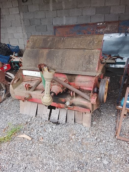 Tocător tractor vegetatie
