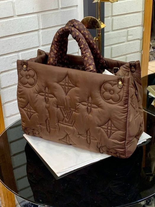 Различни брандове  малки и големи чанти