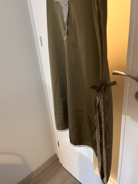 Къса сатенена рокля