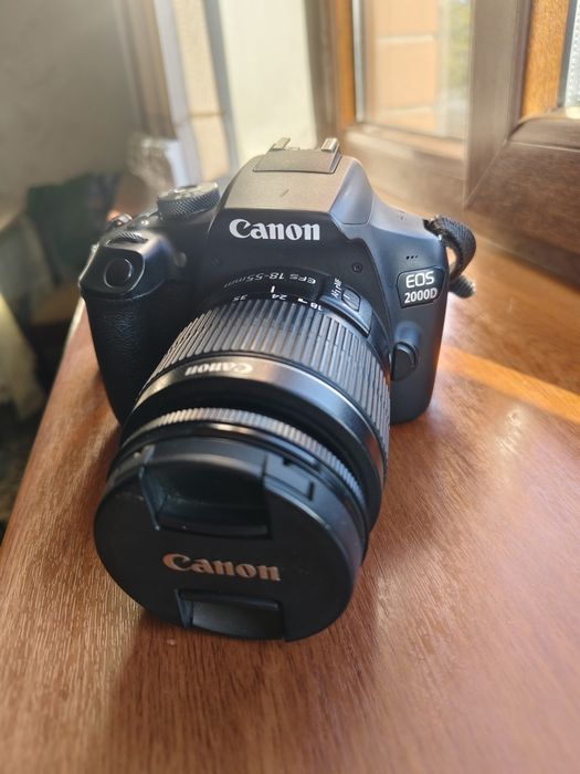 Зеркальный фотоаппарат Canon EOS 2000D