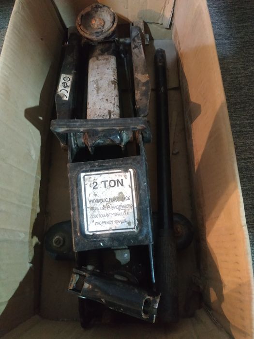 Домкрат дёшево .в отличном состоянии