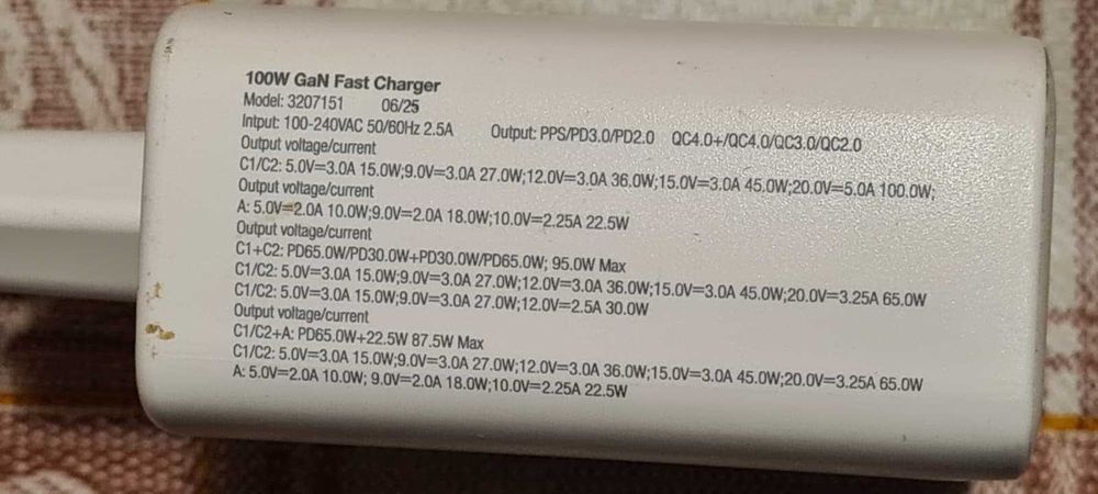 Incarcator Fast Charging 100W cu 2 USB C si un USB A,stare excelenta