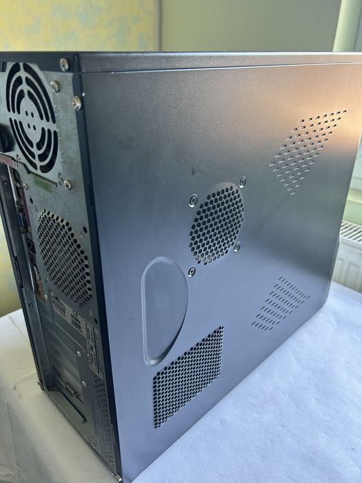 Unitate PC retro gaming veche Windows XP RAM 512 MB