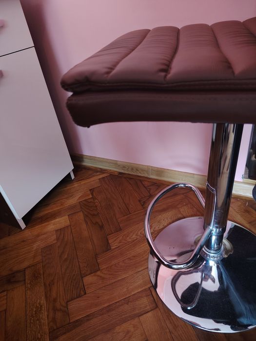 Vând birou gratis scaun !
