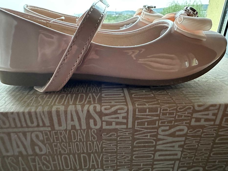 Vând un set de 3 perechi de încălțăminte pentru fetiță mărimea 33: