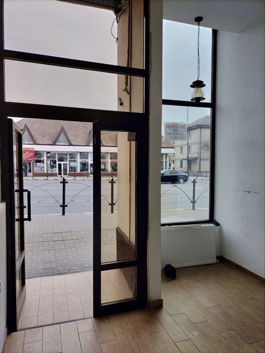 De inchiriat spatiu comercial central, 34mp (Geamuri Late)