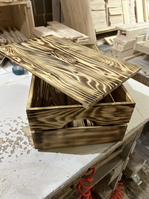 Дървена щайга за корпоративни коледни подаръци