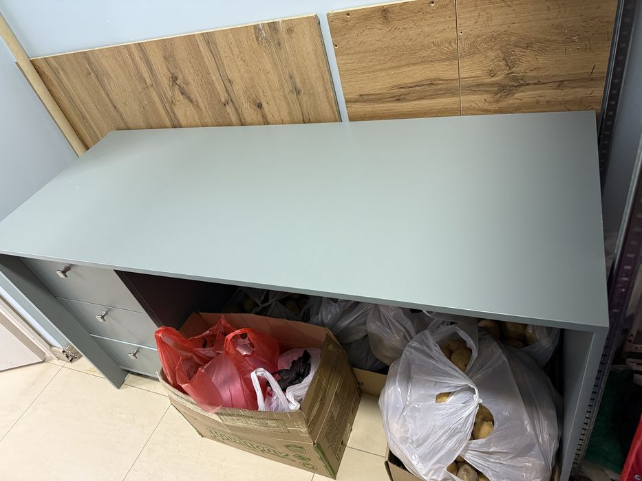 Оборудование для магазина б/у морозильники холодильник стол стелажи.