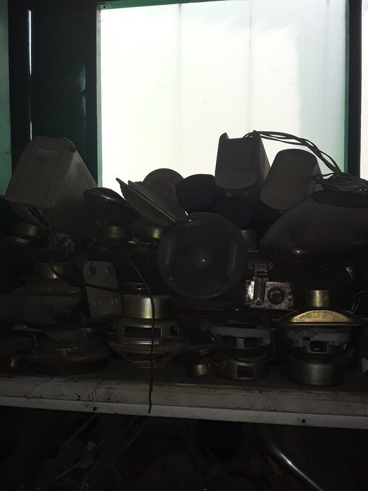 Динамики маленькие.