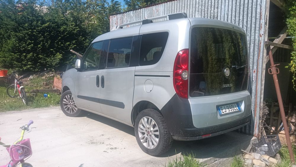 Vînd Fiat Doblo , motorizare de 1,3 diesel , euro 4  , an de fabricație 2011   cu 21000  km .