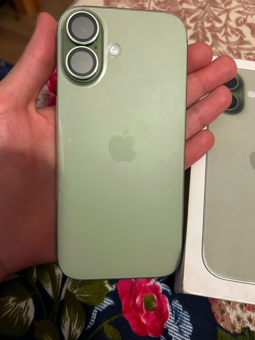 Продавам iPhone 17 256GB Зелен – Като чисто нов, 100% батерия, с кутия и гаранция