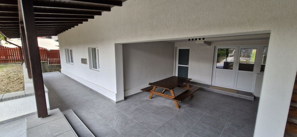 Apartament la curte/Chirie pe termen lung / Zamora/