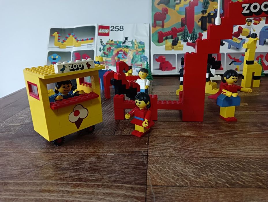 Продавам Lego 258 ZOO