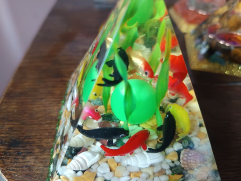 Vând piramidă din rășină epoxidică cu decor pești