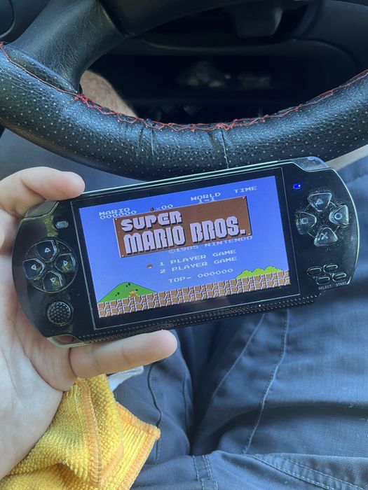 Vând consolă portabilă tip PSP cu ecran de 4 inch, memorie internă 8 GB și slot pentru card microSD.