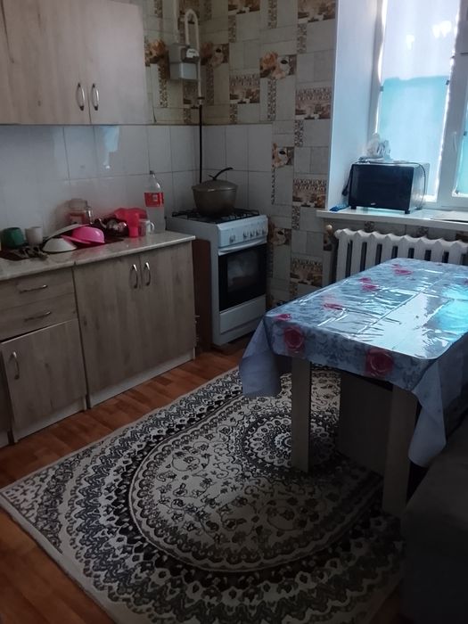 Көп қабатты үйден үй сатылады 1 этаж