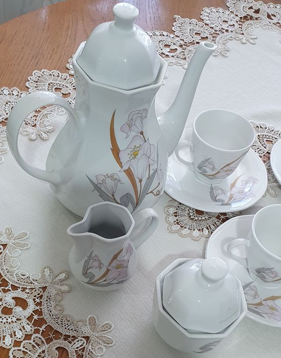 Vând servici pentru cafea sau ceai din porțelan fin