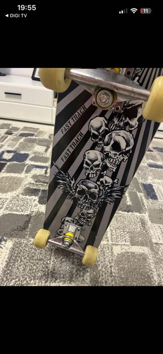 Skateboard   Lungime 78cm lățime 20 cm