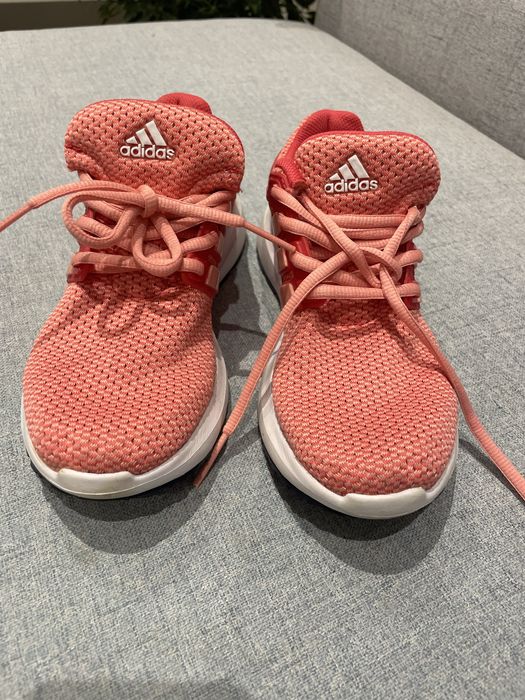 Дамски детски маратонки адидас.